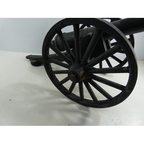 346A - A LARGE CAST IRON NON FIRING MODEL CANON ON CARRIAGE, 44CM BARREL, LENGTH 72CM, HEIGHT 34.5CM