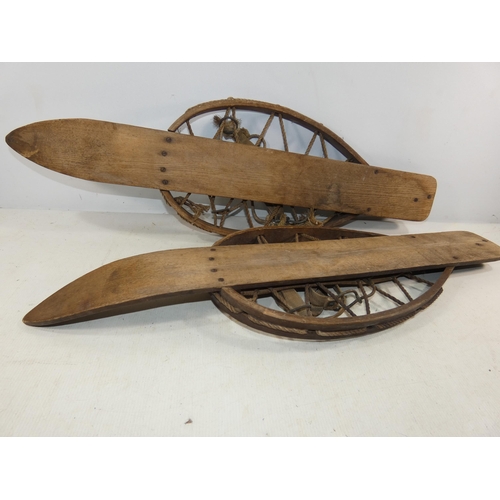 351 - A PAIR OF WORLD WAR II BRITISH ARMY WOODEN SKI SNOWSHOES, LENGTH 75CM