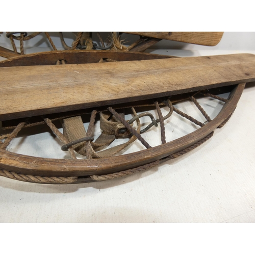 351 - A PAIR OF WORLD WAR II BRITISH ARMY WOODEN SKI SNOWSHOES, LENGTH 75CM