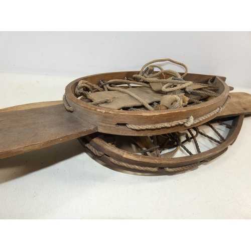 351 - A PAIR OF WORLD WAR II BRITISH ARMY WOODEN SKI SNOWSHOES, LENGTH 75CM