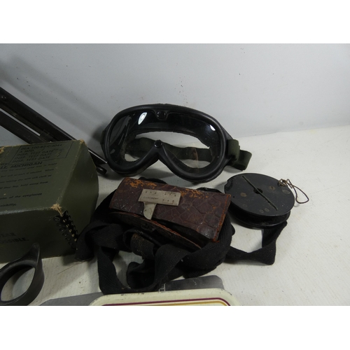 369 - A PAIR OF BOXED GOGGLES, ASSORTED ITEMS TO INCLUDE A MUSTAN BADGE, PARTS, WORLD WAR II 'OLD BILL' DI... 