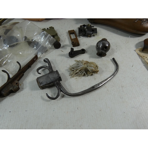 371 - A COLLECTION OF OLD GUN AND SWORD PARTS TO INCLUDE MORRIS'S PATENT MARTINI-HENRI RIFLE TARGETS, COPP... 