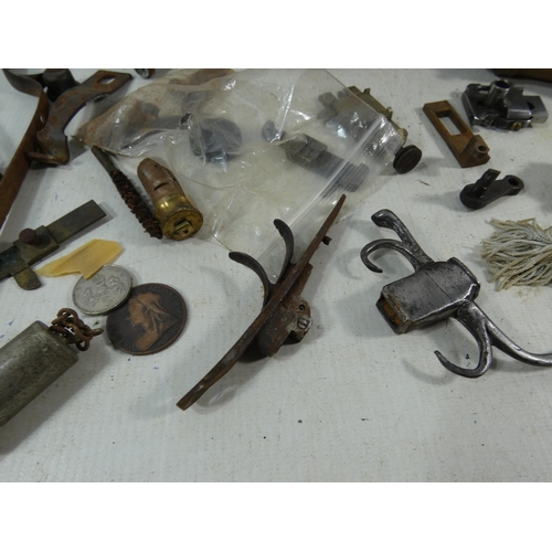 371 - A COLLECTION OF OLD GUN AND SWORD PARTS TO INCLUDE MORRIS'S PATENT MARTINI-HENRI RIFLE TARGETS, COPP... 