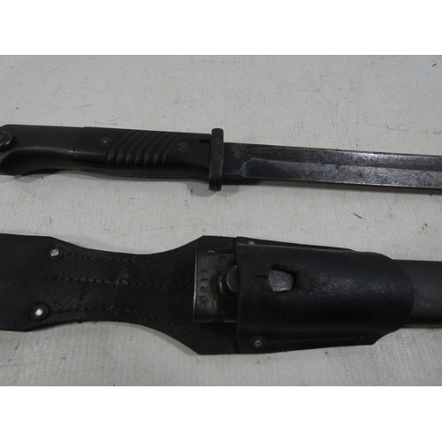 379 - A GERMAN S84/98 BAYONET AND SCABBARD, 25CM BLADE, LENGTH 41CM