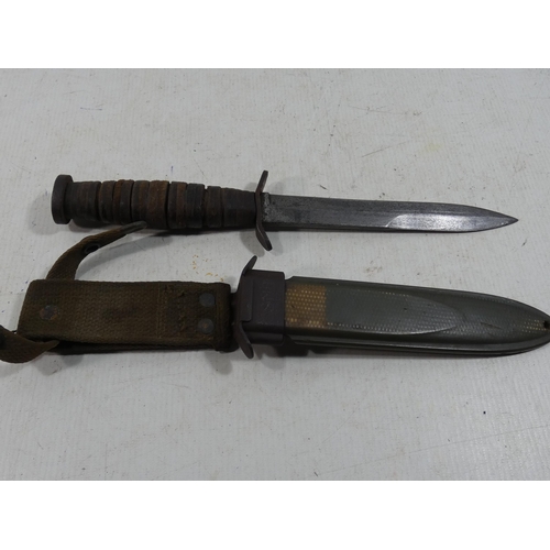 381 - A U.S.A. M8 FIGHTING KNIFE AND SCABBARD, 17CM BLADE, LENGTH 32CM