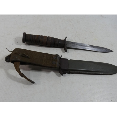 381 - A U.S.A. M8 FIGHTING KNIFE AND SCABBARD, 17CM BLADE, LENGTH 32CM