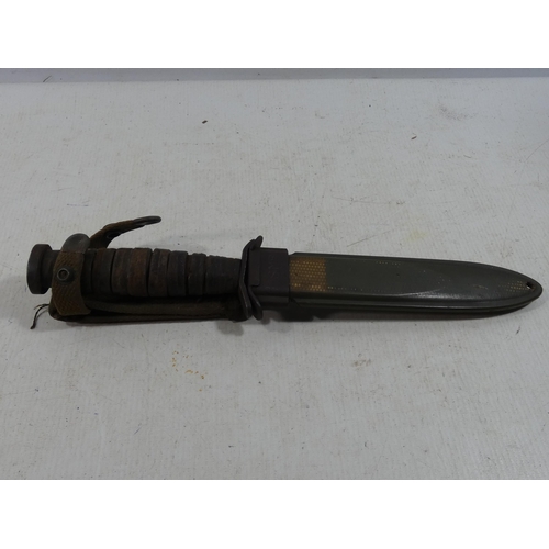 381 - A U.S.A. M8 FIGHTING KNIFE AND SCABBARD, 17CM BLADE, LENGTH 32CM