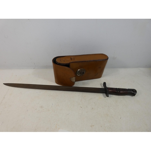 412 - A U.S. WORLD WAR I REMINGTON BAYONET, DATED 1917, 43.5CM BLADE, LENGTH 55.5CM, LEATHER CAMERA CASE