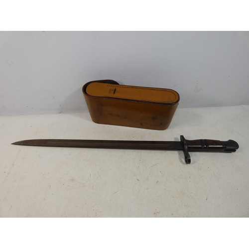 412 - A U.S. WORLD WAR I REMINGTON BAYONET, DATED 1917, 43.5CM BLADE, LENGTH 55.5CM, LEATHER CAMERA CASE