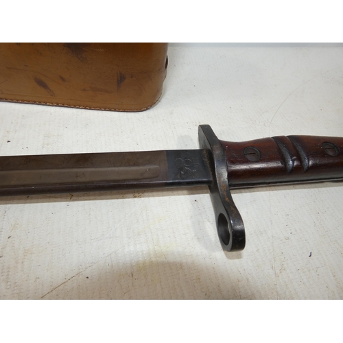 412 - A U.S. WORLD WAR I REMINGTON BAYONET, DATED 1917, 43.5CM BLADE, LENGTH 55.5CM, LEATHER CAMERA CASE