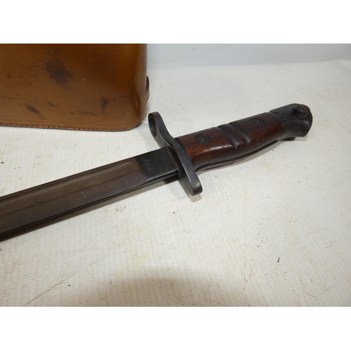 412 - A U.S. WORLD WAR I REMINGTON BAYONET, DATED 1917, 43.5CM BLADE, LENGTH 55.5CM, LEATHER CAMERA CASE