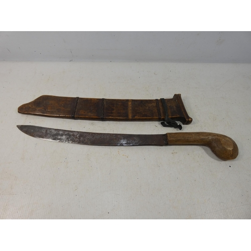 415 - AN ASIAN KNIFE AND WOODEN SCABBARD, 31CM BLADE, LENGTH 51CM