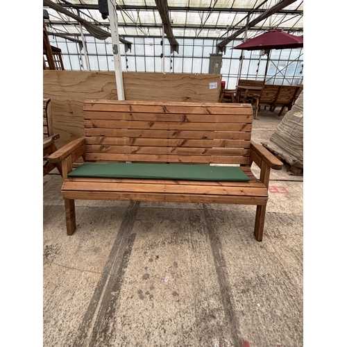 2099 - AN AS NEW EX DISPLAY CHARLES TAYLOR THREE SEATER BENCH WITH GREEN CUSHION  *PLEASE NOTE VAT TO BE PA... 