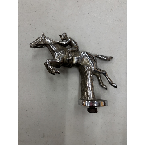 1290 - A VINTAGE HEAVY SOLID CHROMED CAR BONNET HORSE AND JOCKEY MASCOT