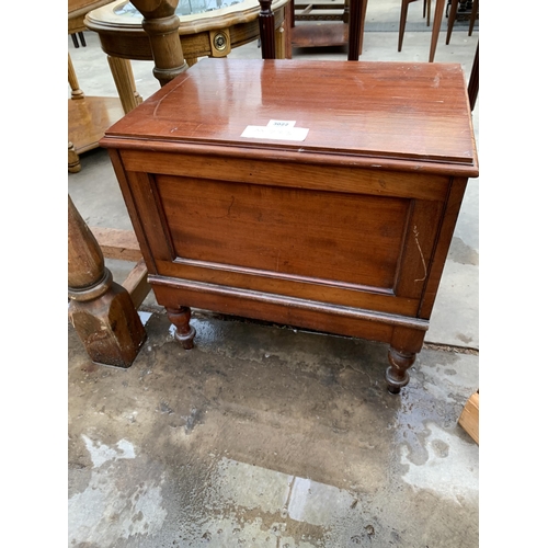 3022 - A MAHOGANY STORAGE BOX ON TURNED LEGS, 20