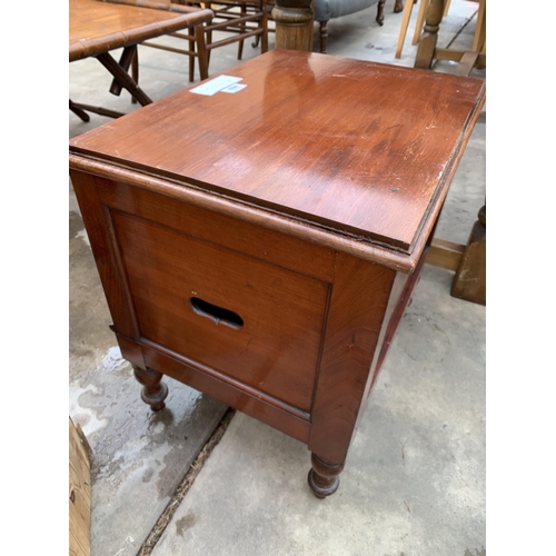 3022 - A MAHOGANY STORAGE BOX ON TURNED LEGS, 20