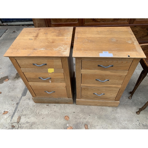 3035 - A PAIR OF OAK BEDSIDE CHESTS