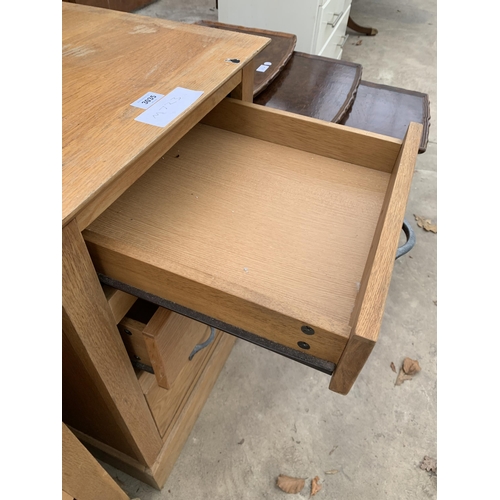 3035 - A PAIR OF OAK BEDSIDE CHESTS