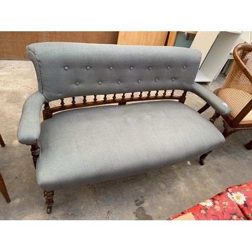 3047 - A LATE VICTORIAN LOVE COUCH WITH TURNED AND FLUTED FRONT LEGS,TURNED SPINDLE AND BUTTON BACK