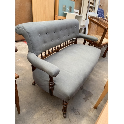 3047 - A LATE VICTORIAN LOVE COUCH WITH TURNED AND FLUTED FRONT LEGS,TURNED SPINDLE AND BUTTON BACK