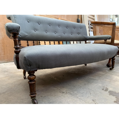 3047 - A LATE VICTORIAN LOVE COUCH WITH TURNED AND FLUTED FRONT LEGS,TURNED SPINDLE AND BUTTON BACK