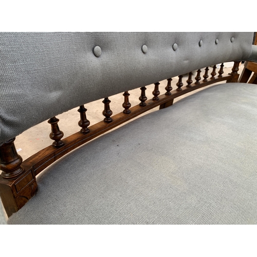 3047 - A LATE VICTORIAN LOVE COUCH WITH TURNED AND FLUTED FRONT LEGS,TURNED SPINDLE AND BUTTON BACK