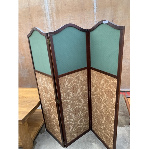 3050 - A MAHOGANY THREE DIVISION SCREEN WITH ARCHED TOPS