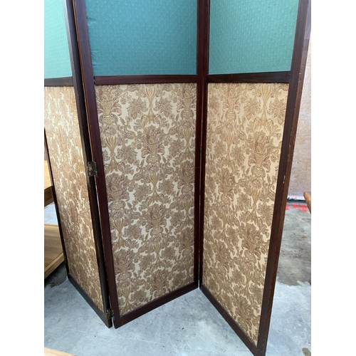 3050 - A MAHOGANY THREE DIVISION SCREEN WITH ARCHED TOPS