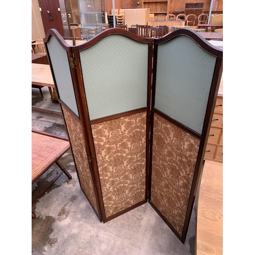 3050 - A MAHOGANY THREE DIVISION SCREEN WITH ARCHED TOPS