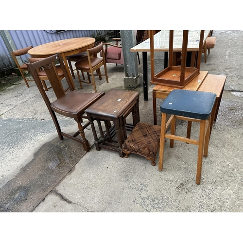 3096 - A NEST OF THREE OAK TABLES, TWO STOOLS AND A DINING CHAIR.