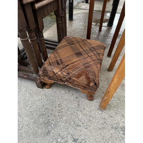 3096 - A NEST OF THREE OAK TABLES, TWO STOOLS AND A DINING CHAIR.