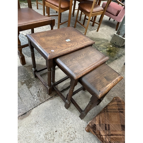 3096 - A NEST OF THREE OAK TABLES, TWO STOOLS AND A DINING CHAIR.