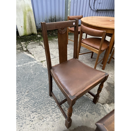 3096 - A NEST OF THREE OAK TABLES, TWO STOOLS AND A DINING CHAIR.