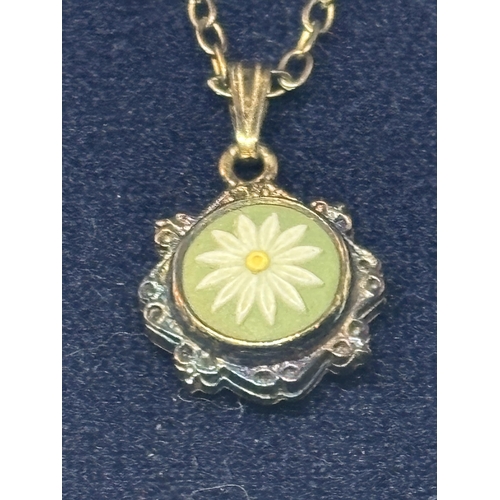 585 - A WEDGWOOD TRI-COLOUR DAISY PENDANT ON A CHAIN IN ORIGINAL PRESENTATION BOX