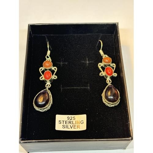 621 - A PAIR OF MARKED SILVER MULTI STONE DROP EARRINGS IN A PRESENTATION BOX