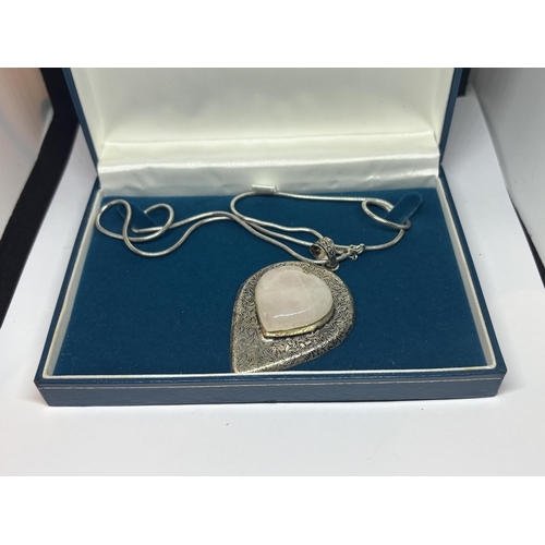 642 - A SILVER NECKLACE WITH HEART AND NATURAL STONE PENDANT IN A PRESENTATION BOX