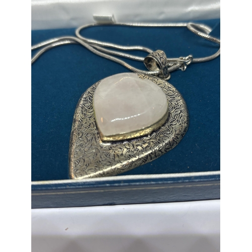 642 - A SILVER NECKLACE WITH HEART AND NATURAL STONE PENDANT IN A PRESENTATION BOX