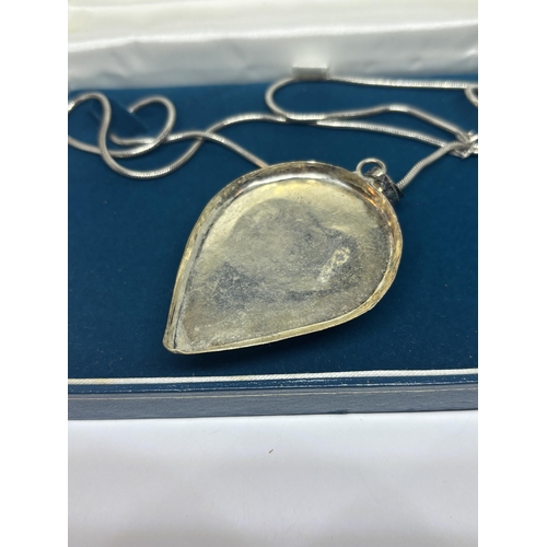 642 - A SILVER NECKLACE WITH HEART AND NATURAL STONE PENDANT IN A PRESENTATION BOX