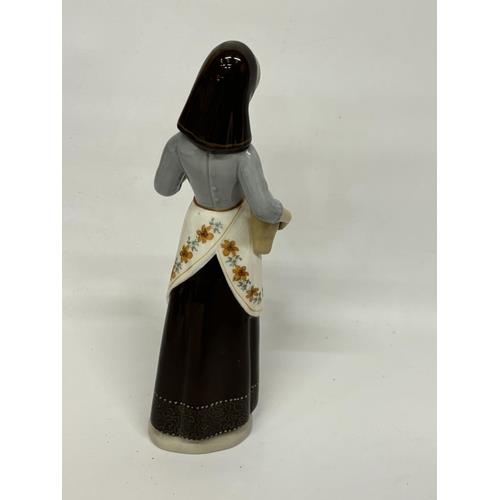 768 - A VINTAGE PINTADO A MANO CUART DE POBLET VALENCIA MADE IN SPAIN FIGURE OF A LADY WITH A PIGLET