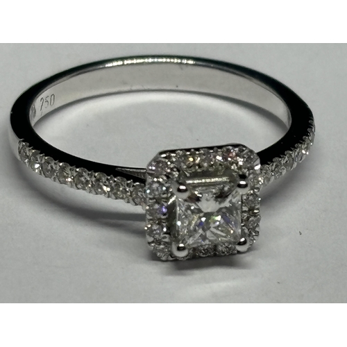 776 - AN 18 CARAT WHITE GOLD RING WITH 0.58 CARATS OF PRINCESS AND ROUND BRILLIANT CUT NATURAL DIAMONDS SI... 