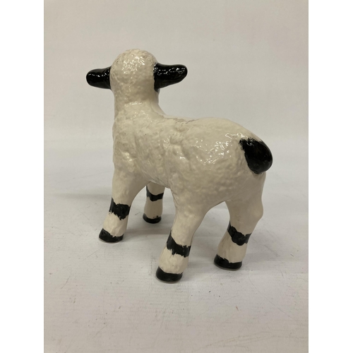 801 - AN ANITA HARRIS BLACK AND WHITE LAMB SIGNED IN GOLD