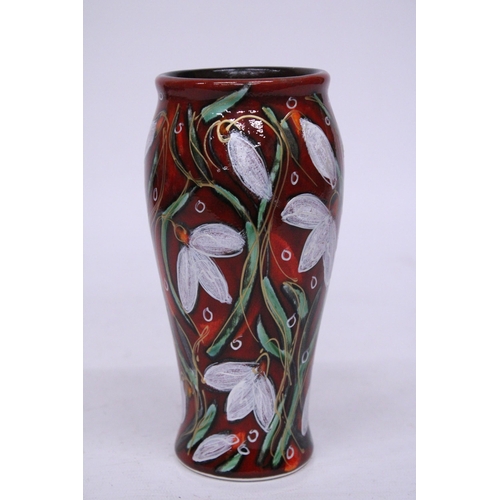 806 - AN ANITA HARRIS SNOWDROP VASE SIGNED IN GOLD