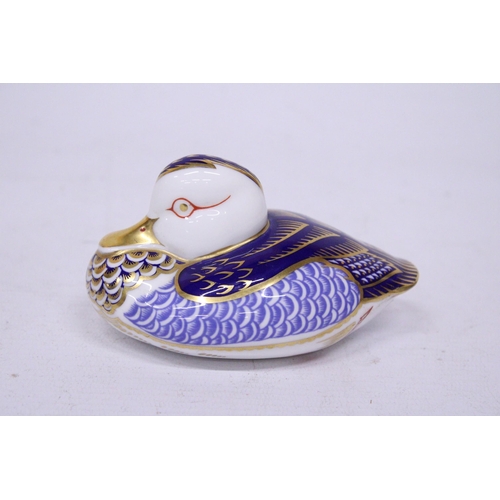 819 - A ROYAL CROWN DERBY DUCK WITH SILVER STOPPER