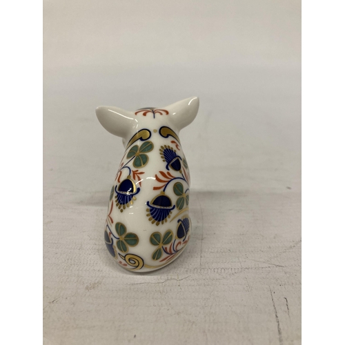 821 - A ROYAL CROWN DERBY PIGLET (FIRSTS)