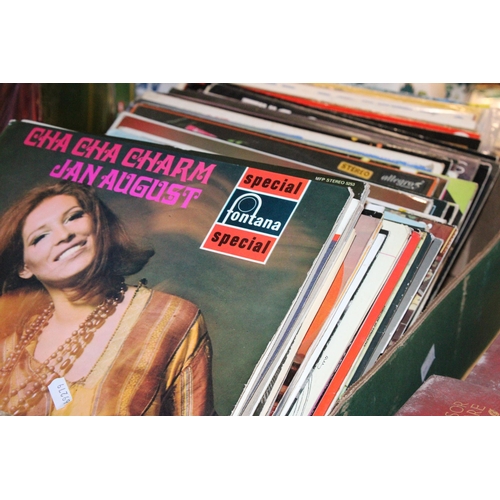 917 - A COLLECTION OF VINTAGE 33RPM VINYL LP RECORDS TO INCLUDE JAMES LAST, KYLIE MINOGUE, RICHARD CLAYDER... 