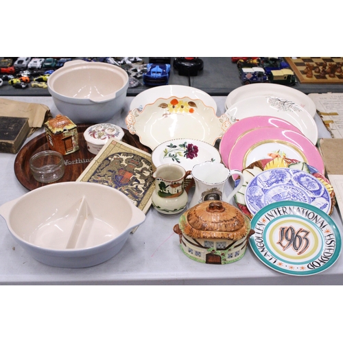 960 - A MIXED LOT OF CERAMICS TO INCLUDE PLATES, SERVING DISHES, A WORTHINGTON BEER TRAY, COMMEMORATIVE IT... 