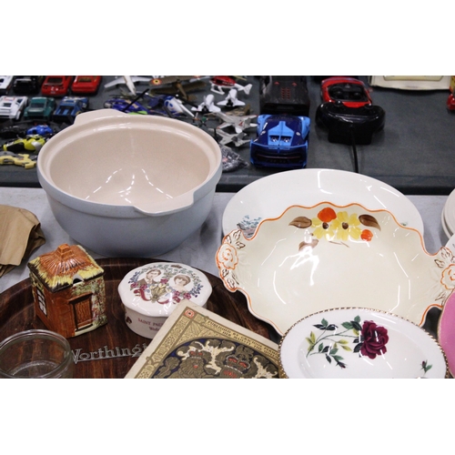 960 - A MIXED LOT OF CERAMICS TO INCLUDE PLATES, SERVING DISHES, A WORTHINGTON BEER TRAY, COMMEMORATIVE IT... 