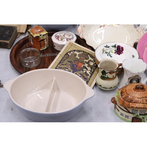 960 - A MIXED LOT OF CERAMICS TO INCLUDE PLATES, SERVING DISHES, A WORTHINGTON BEER TRAY, COMMEMORATIVE IT... 