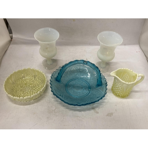 1022 - FIVE PIECES OF GLASSWARE TO INCLUDE A VASELINE JUG AND BOWL