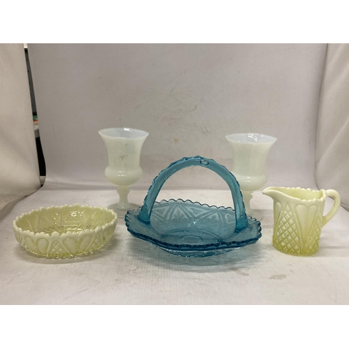 1022 - FIVE PIECES OF GLASSWARE TO INCLUDE A VASELINE JUG AND BOWL